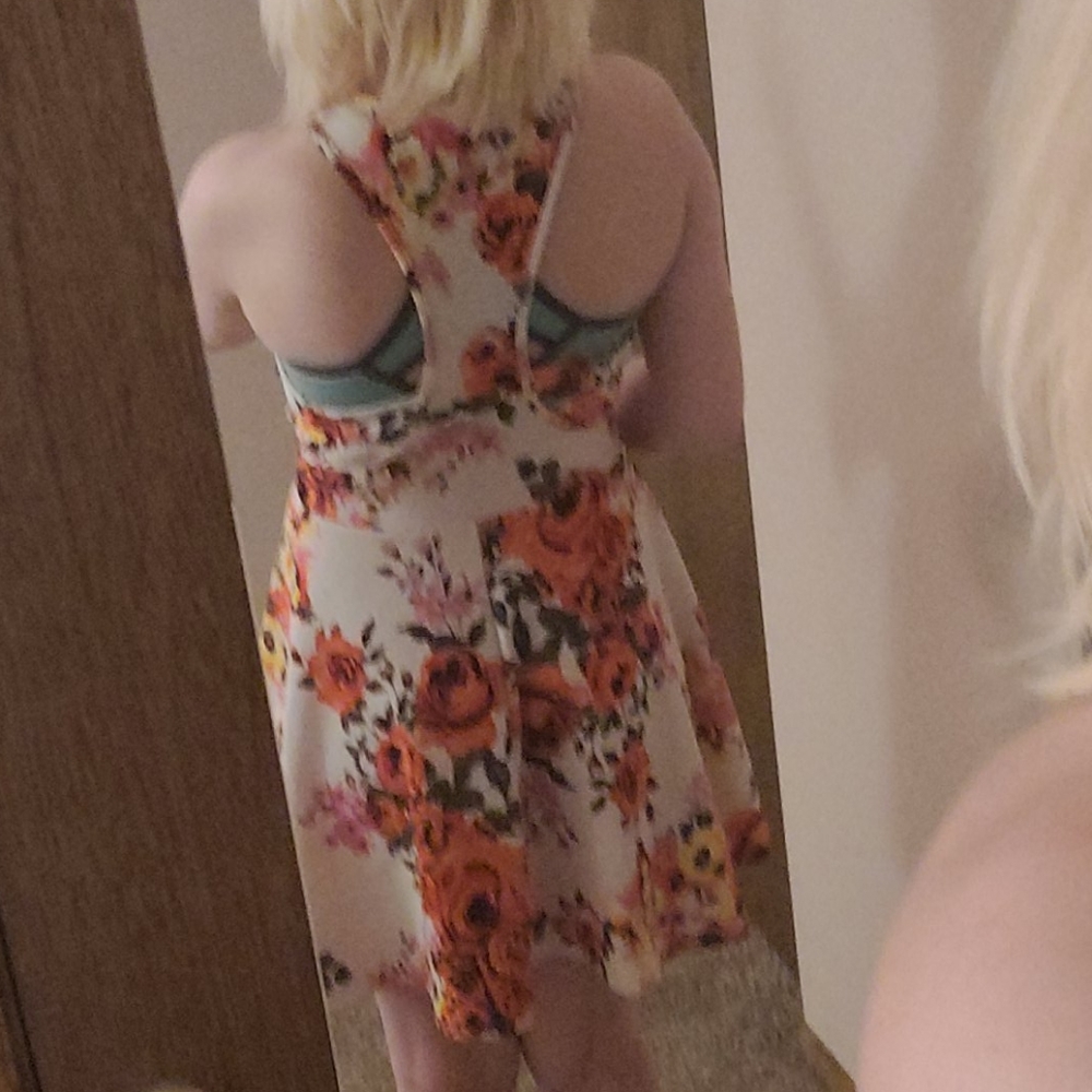 Like new floral sundress - Picture 3 of 8
